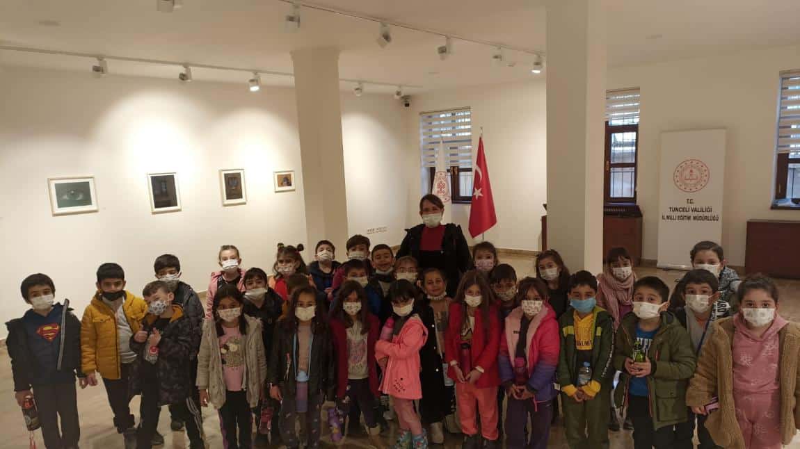 1/B Sınıfının 'Tunceli Müzesi ve Özkan Köse Adlı Velimizin Resim Sergisine Gezi' Etkinliği 